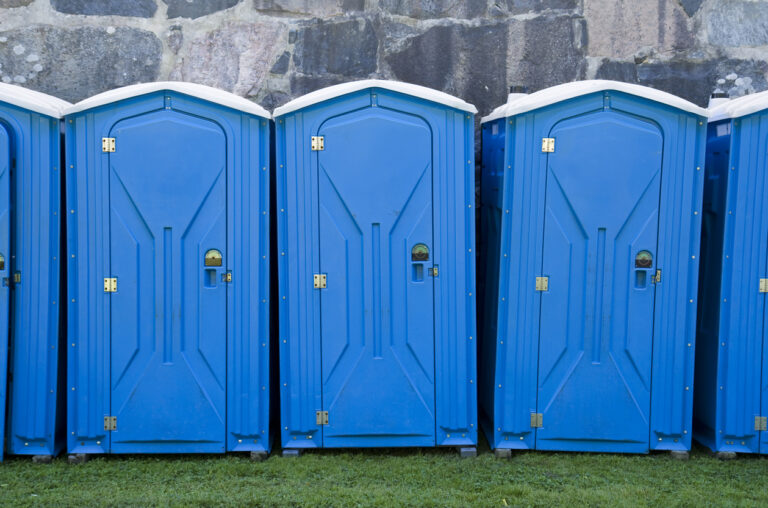 Toalety przenośne – dlaczego warto z nich korzystać i gdzie można je ustawić?