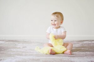 Bambusowa chustka z daszkiem – niezbędnik każdego niemowlaka