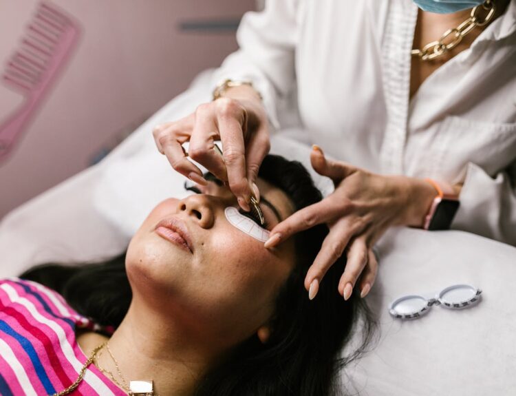 Czy hurtownia z akcesoriami kosmetycznymi jest zawsze niezbędnym partnerem salonu beauty?